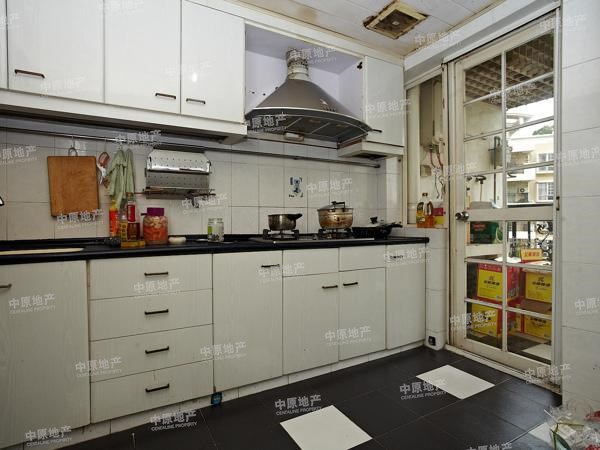 小区概况 小区拥有住宅楼33栋,共有988户,户型都非常的方正,且南北通透,属于大型高端社区,小区*45%,*为1.67,固定停车位744个,非固定停车为500个,拥有独立的泳池和双语幼儿园 周边配套 小区紧邻宝能太古城大型商业综合体,海月地铁站 购物出行非常方便;抵近15*滨海长廊,休闲娱乐触手可及;地处深港跨海大桥、西部通道交通枢纽带;比肩深圳湾一号,君汇新天,三湘海尚,*维港等*,世界500强总部基地与其一路之隔。 房源特色 户型本身非常方正,南北通透,采光通风非常好,带80平米的前后大花园,处于花