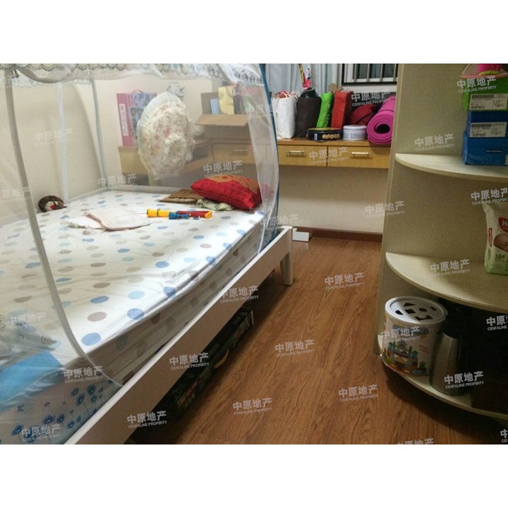 1.房源:房子我看过,花园位置安静,3房2厅2卫,客厅南北通透,客厅出阳台朝游泳池,精装修保养好。业主急售,看房方便,并且本房红本在手,一手业主无营业税,费用少。 2.区位:星海名城,位于前海地段,深南大道与前海路交汇处,1号线大新站,周边公交多达20多路,5到达广深沿江高速S3入口,10到达科技园。 3.